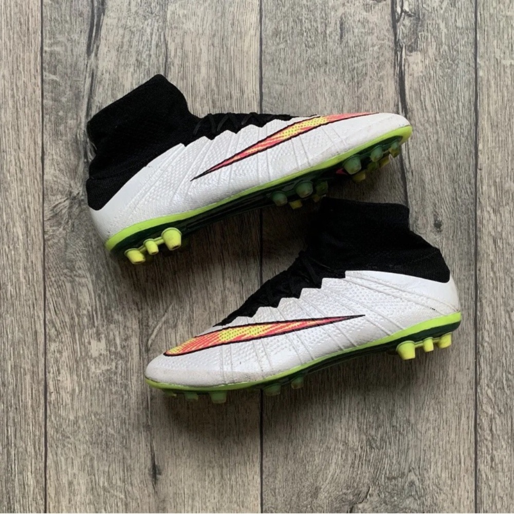 Nike soccer cleats size 9